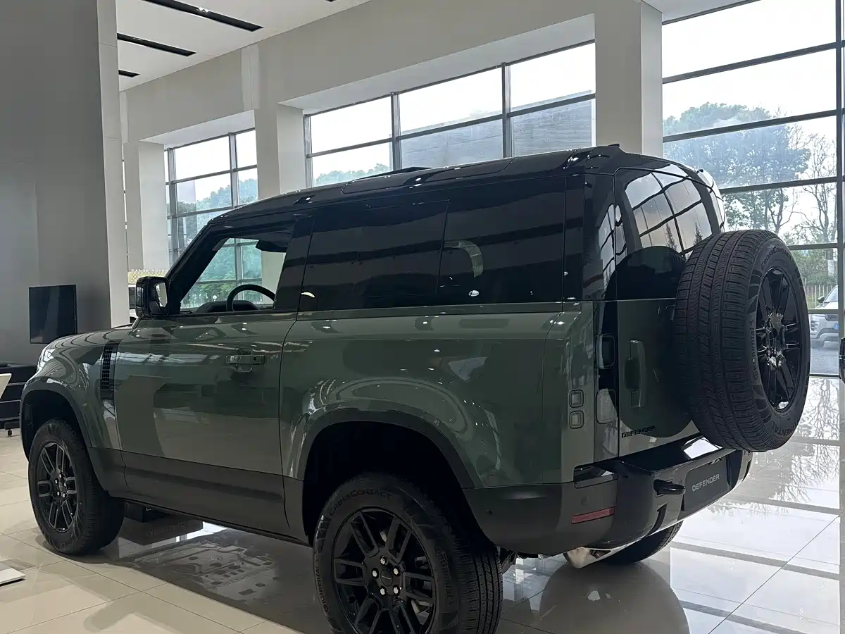 Land Rover Defender 2026 Model 90 2.0T P300 S фото 6