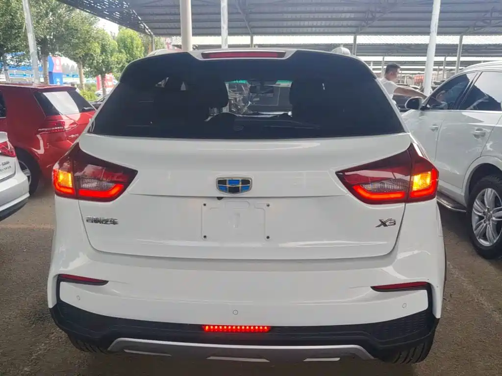 Фото 6 - Geely Vision X3