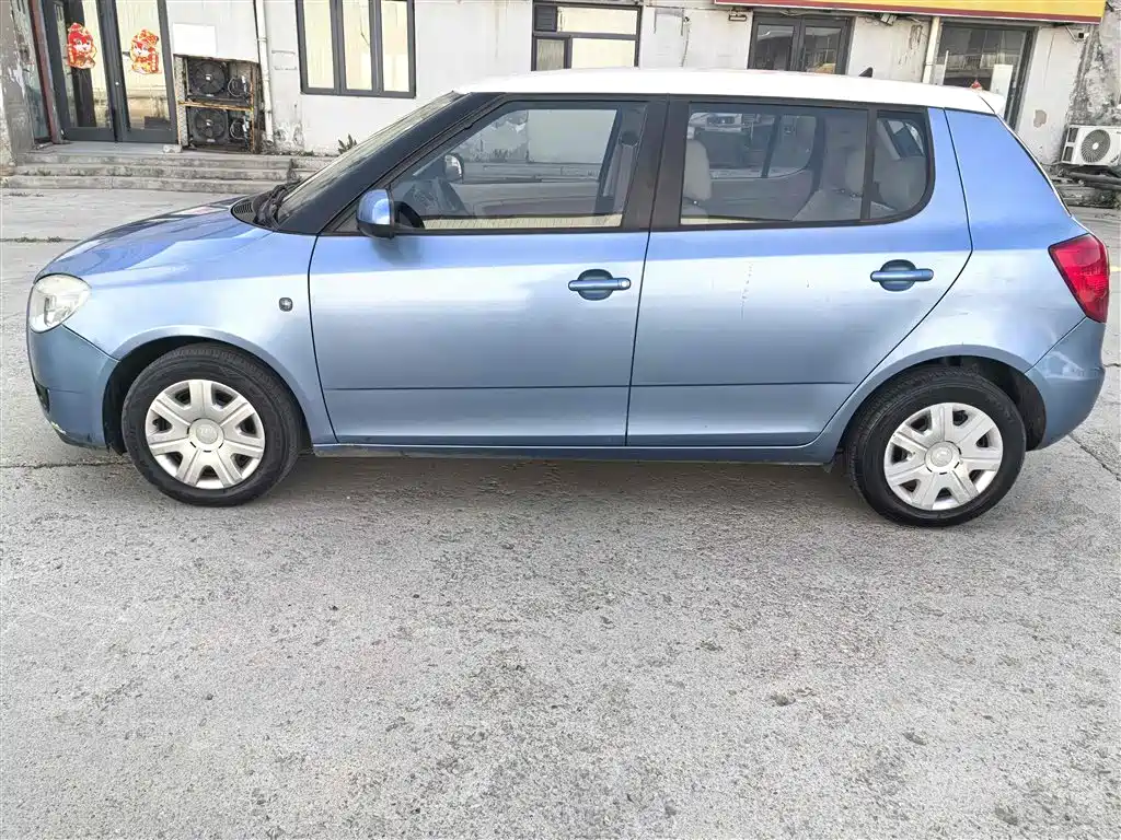 Škoda Fabia 2011 1.4L Automatic Crystal Elegance Edition фото 13