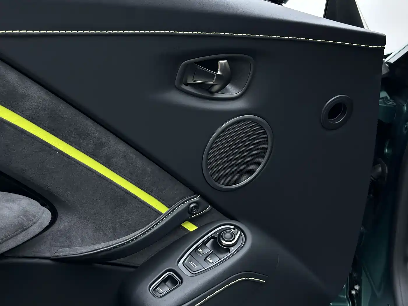 Aston Martin V8 Vantage 2022 4.0T V8 F1 Edition Roadster фото 15