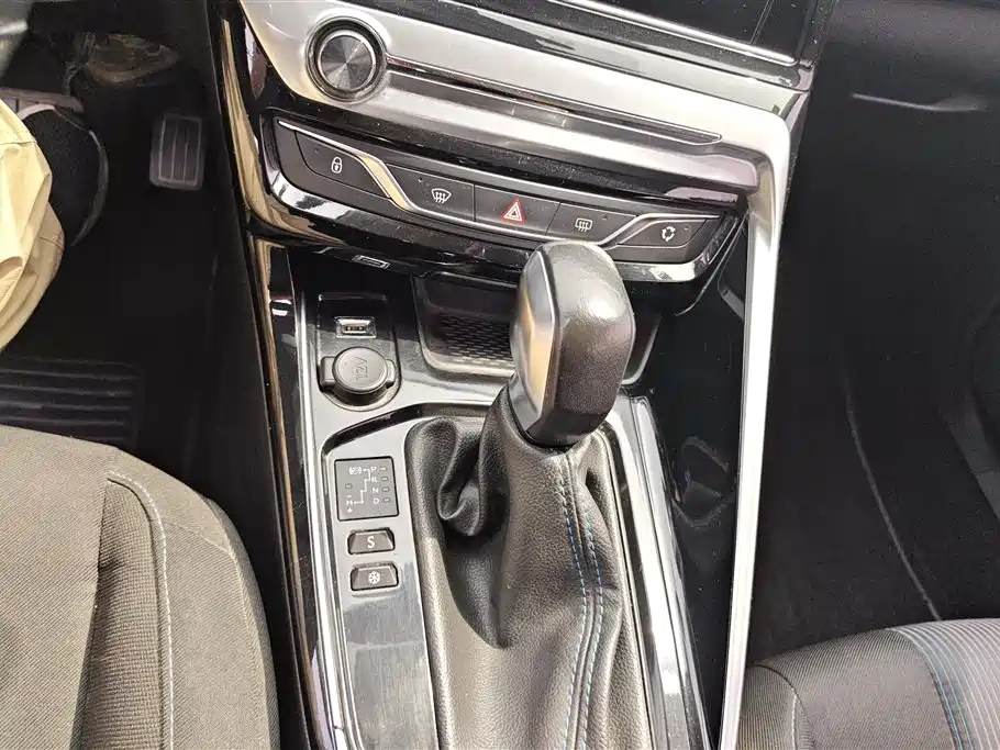 Peugeot 308 2018 1.6L Auto Luxury Edition фото 16