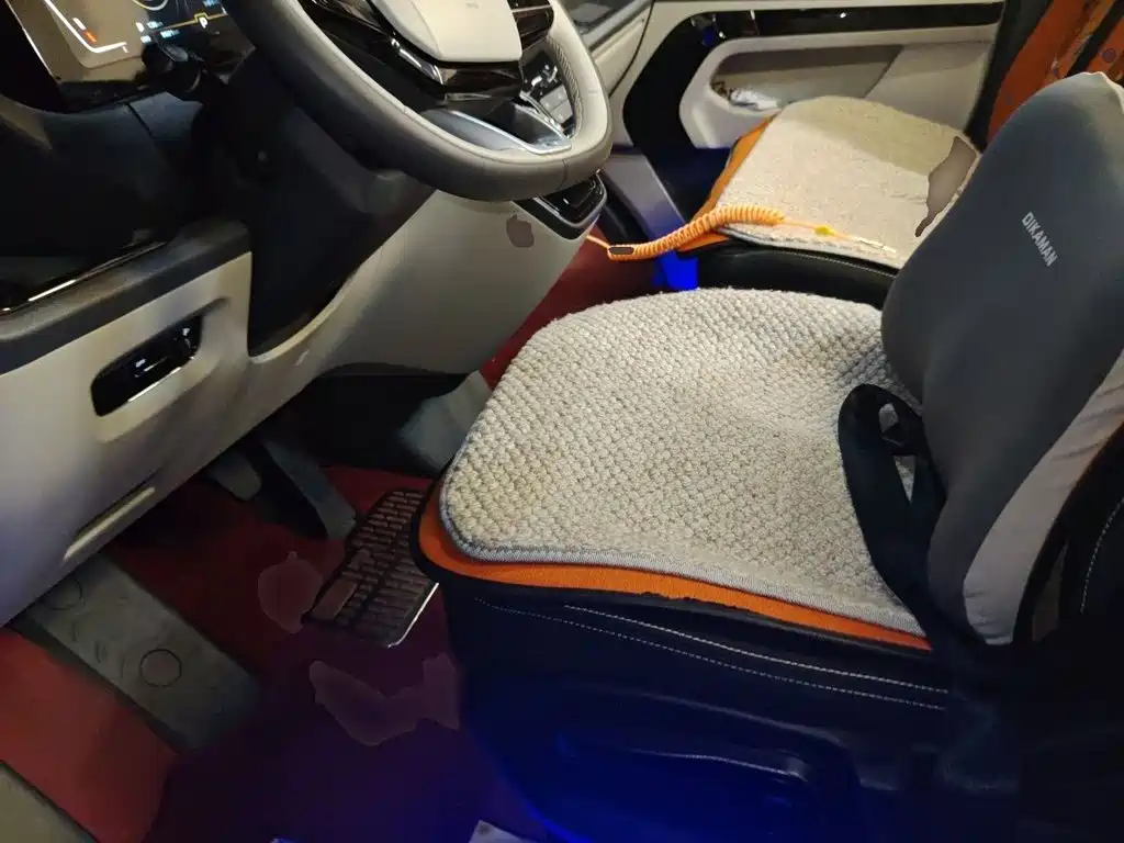 Sinotruk Xianfeng V 2025 2024 Multi-function Version 2.0T Automatic Medium Wheelbase Medium Roof