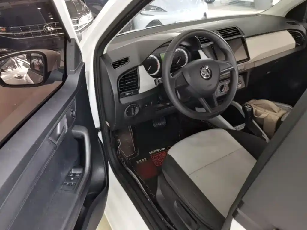Škoda Fabia 2018 2017 1.4L Auto Car Enjoy Edition