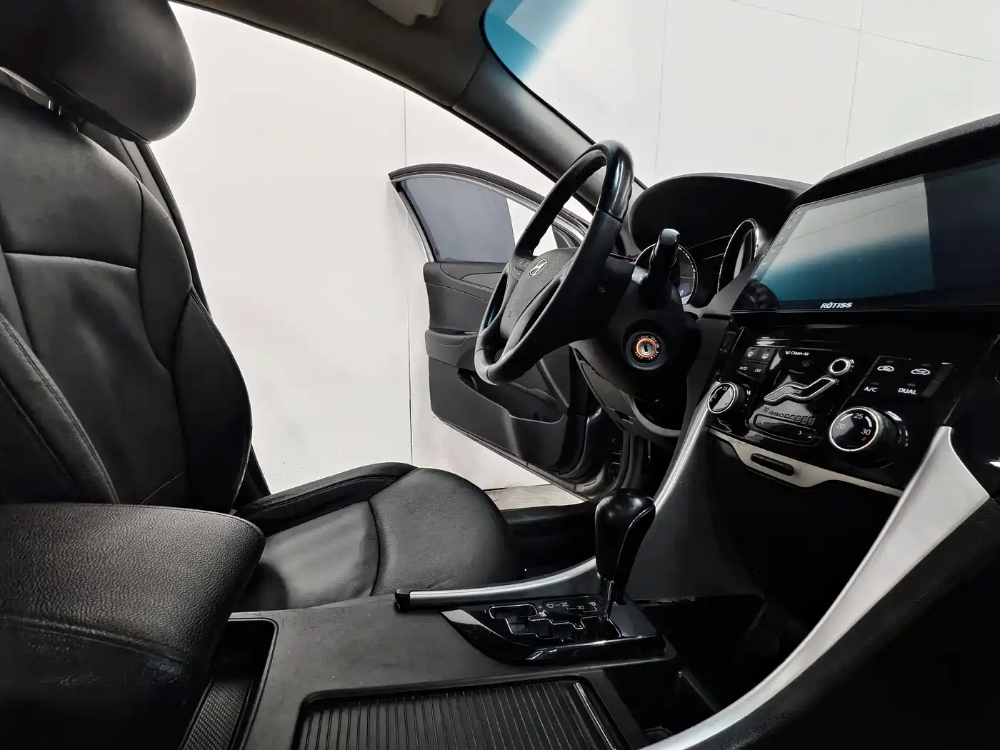 Hyundai Sonata 2011 2.0L Automatic Luxury фото 15