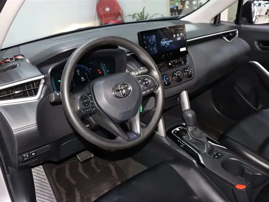Toyota Corolla Cross 2024 Model 2.0L Pioneer Edition фото 9
