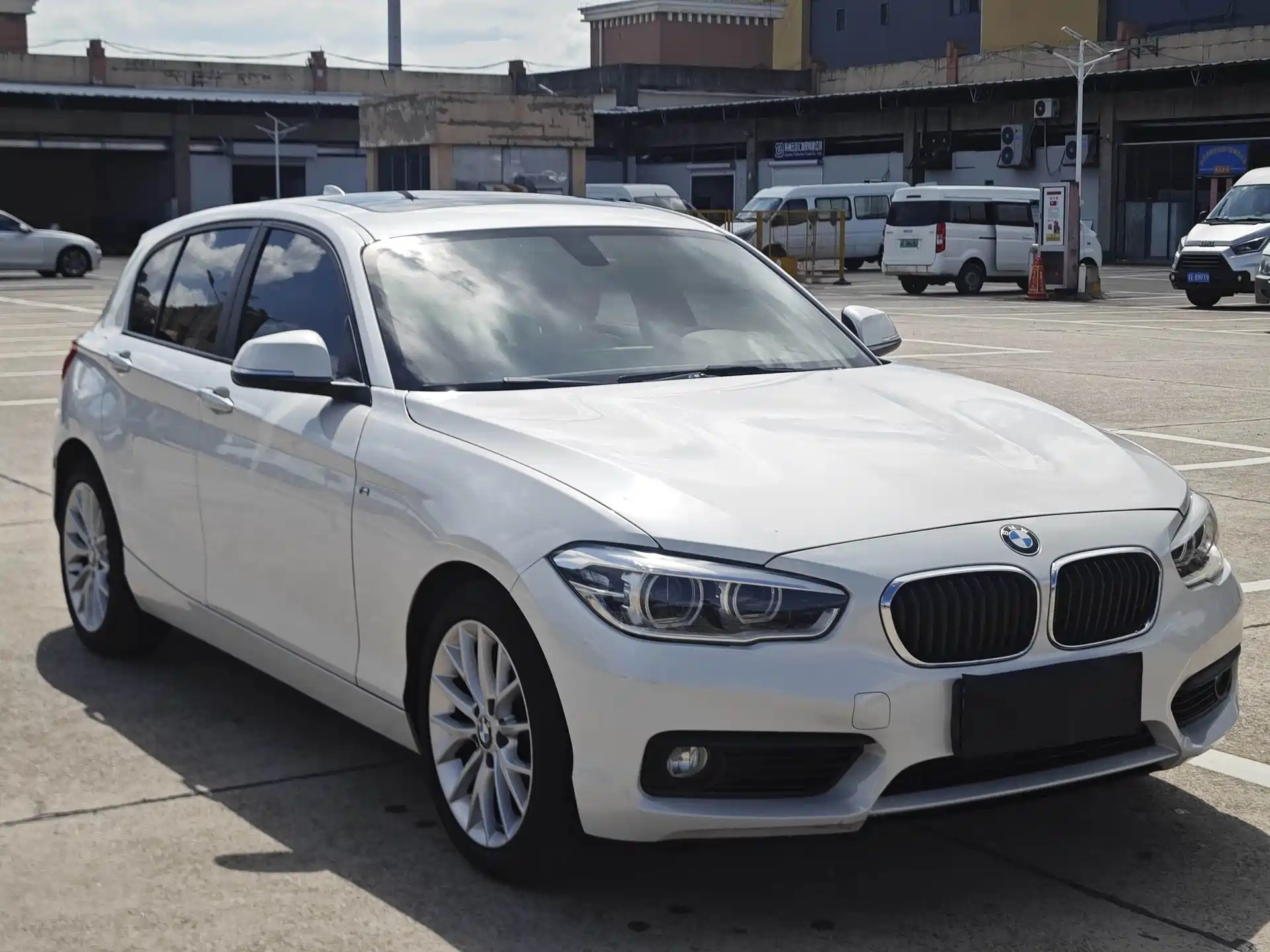 Photo 3 - BMW 1 Series (Import)