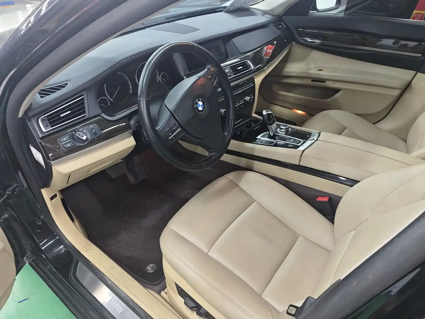 BMW 7 Series 2009 730Li Leading фото 9