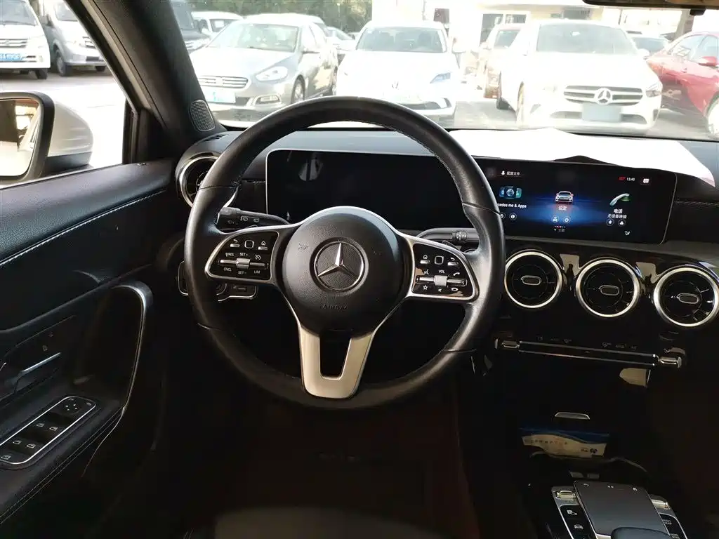 Mercedes-Benz A-Class (Import) 2019 A 200 Dynamic Version фото 3