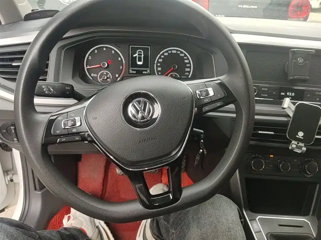 VOLKSWAGEN POLO