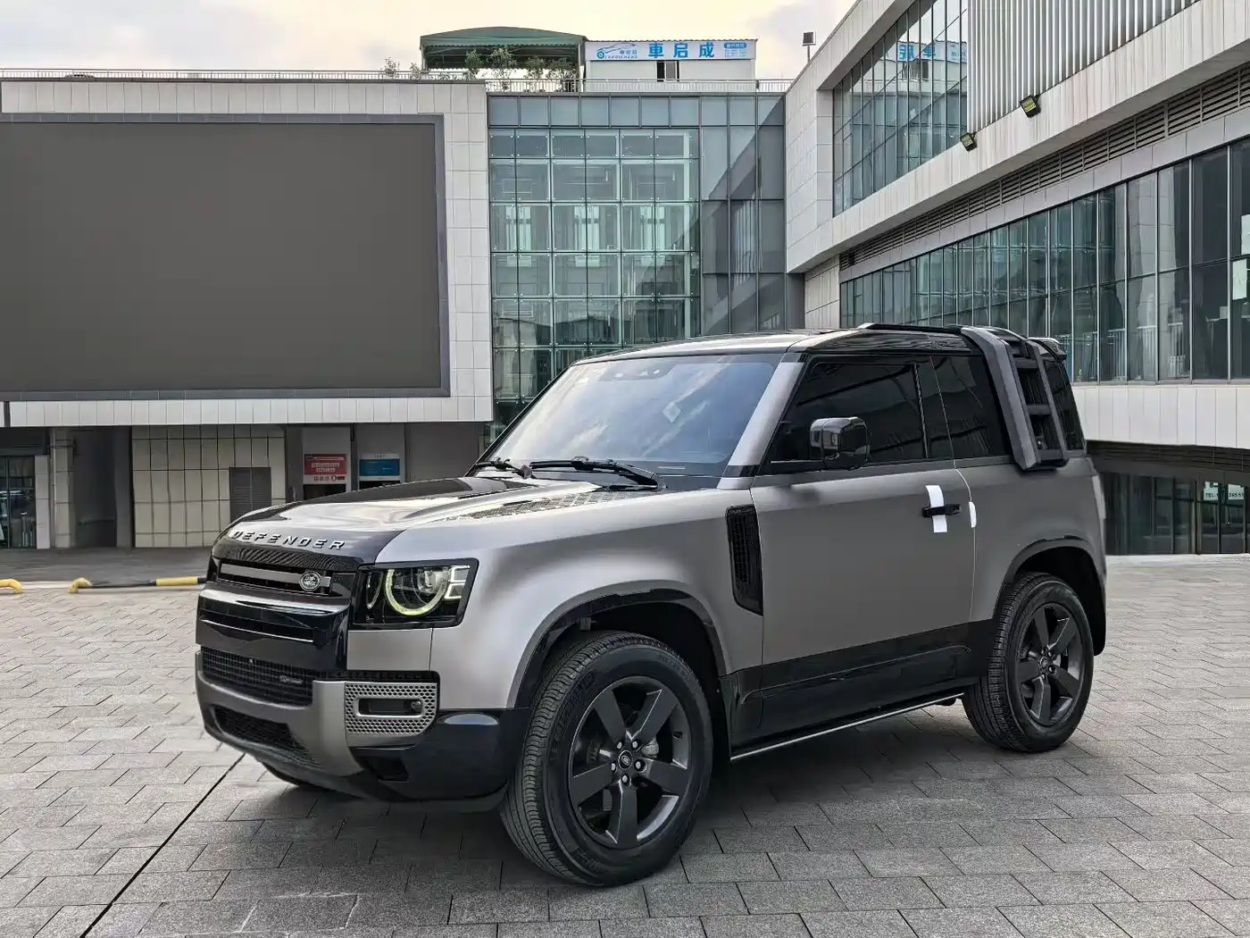 Land Rover Defender 2023 Model 90 2.0T P300 X-DYNAMIC HSE