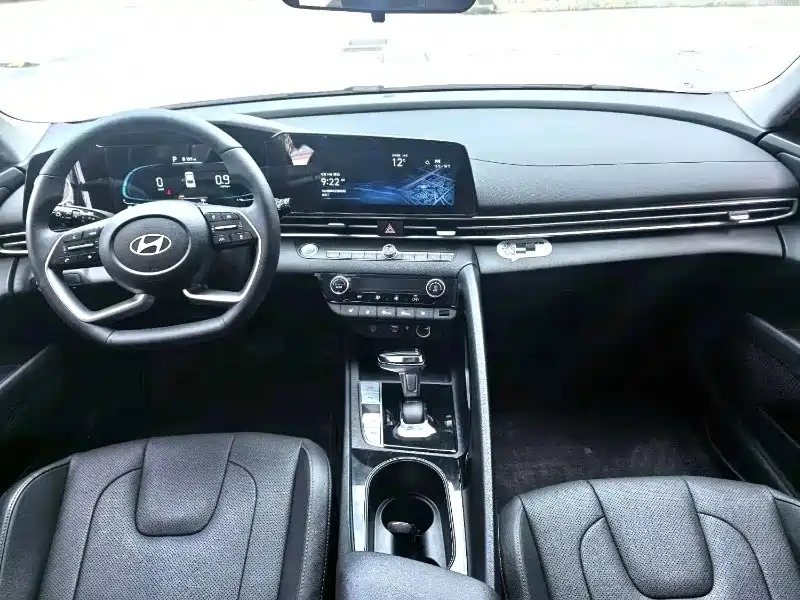 Hyundai Elantra 2023 Model 1.5L CVT LUX Premium Edition фото 4