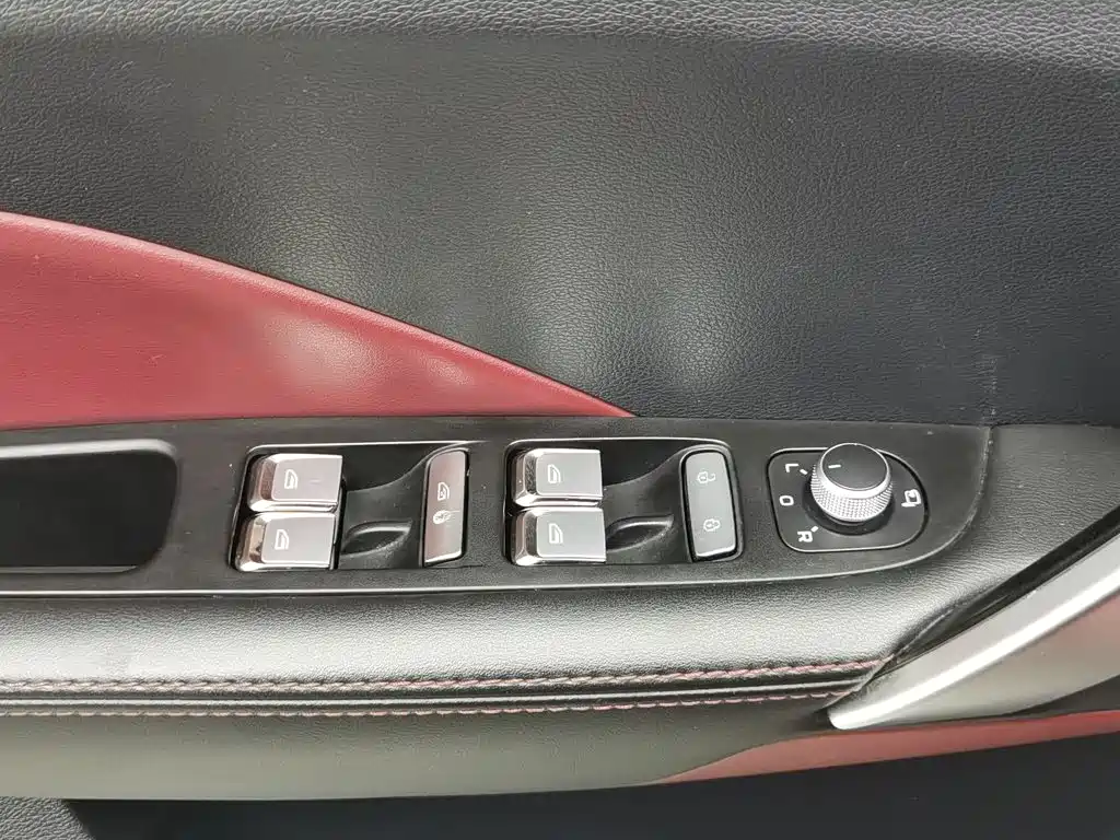 Фото 9 - Geely Binyue
