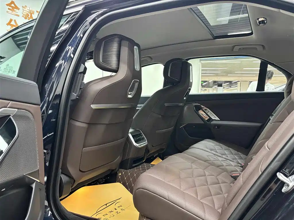 BMW 7 Series 2023 Model 740Li Leading Luxury Package фото 21