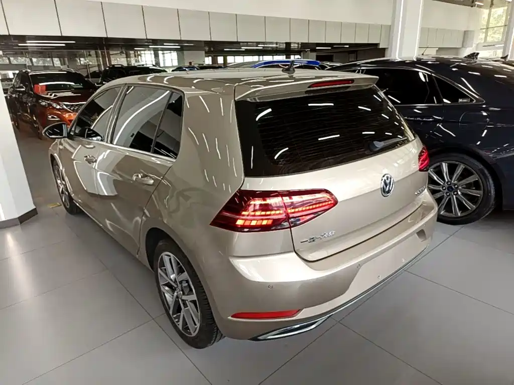 Photo 5 - Volkswagen Golf
