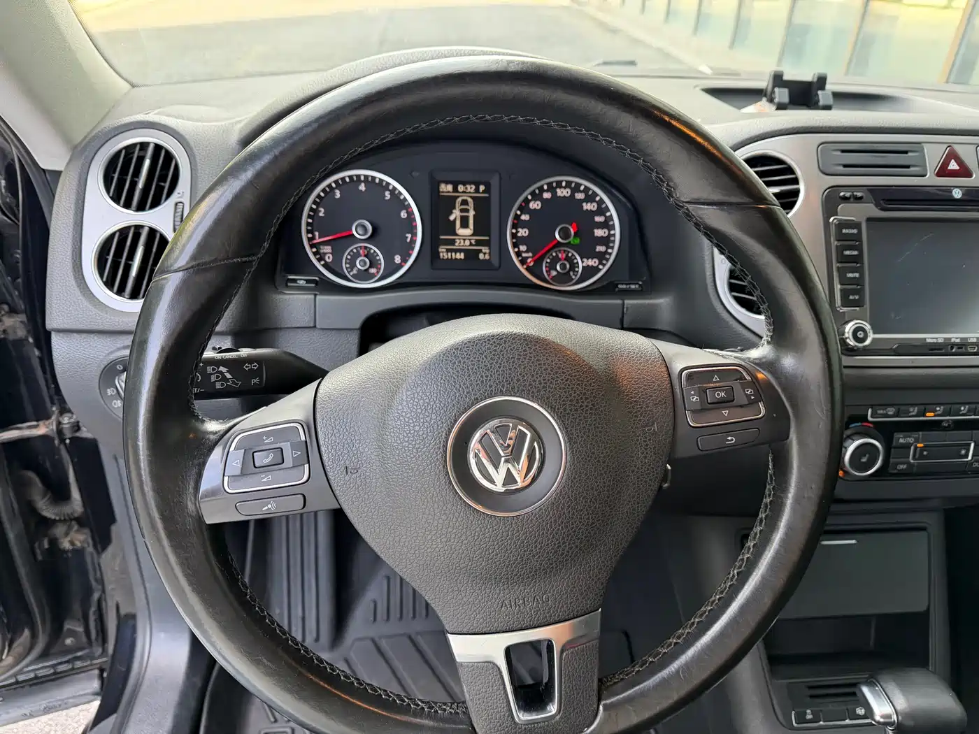 Volkswagen Tiguan 2010 2.0TSI Automatic AWD Flagship Navigation фото 12