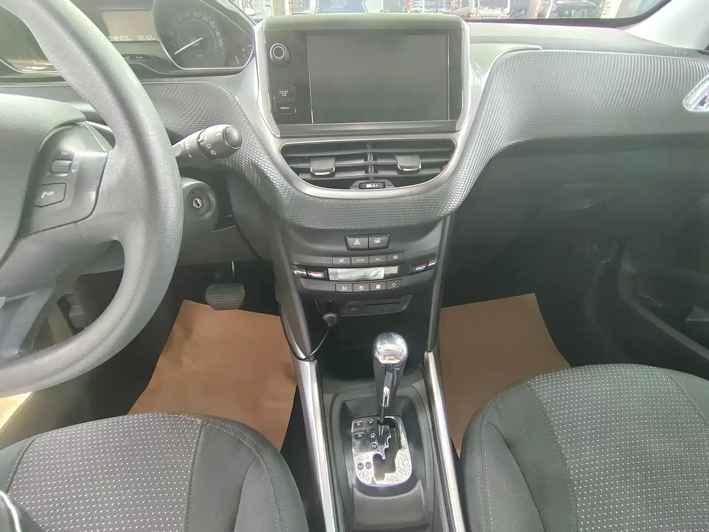 Peugeot 2008 2014 1.6L Automatic Fashion Edition фото 11