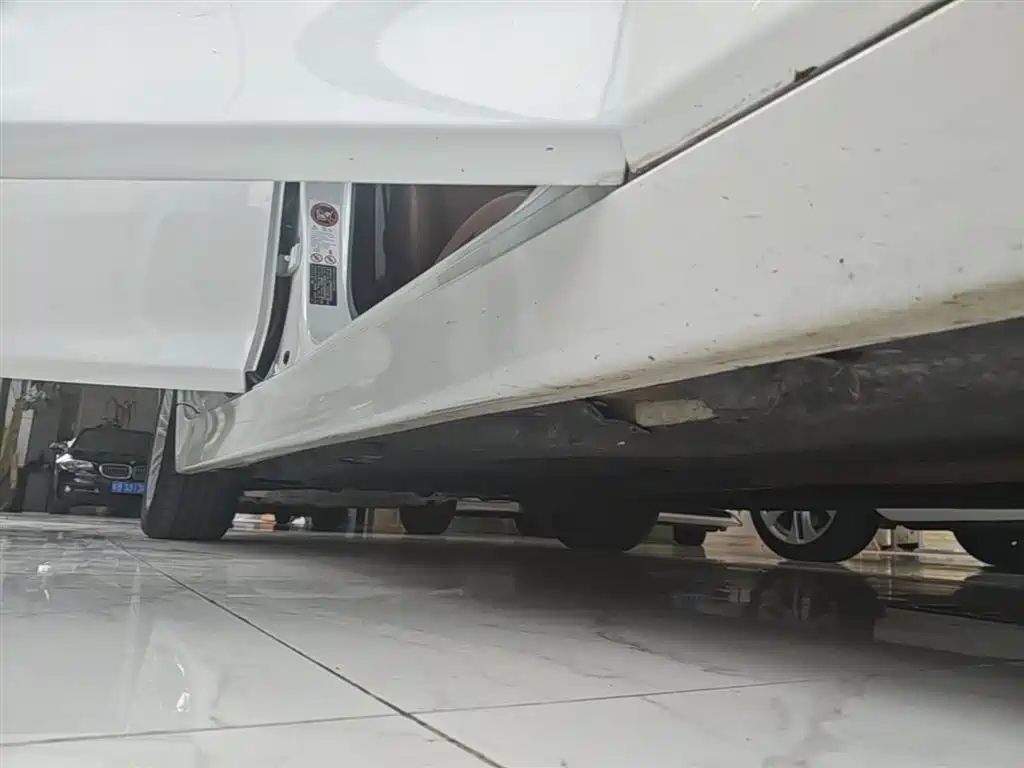 BMW 5 Series 2014 525Li Leading фото 21