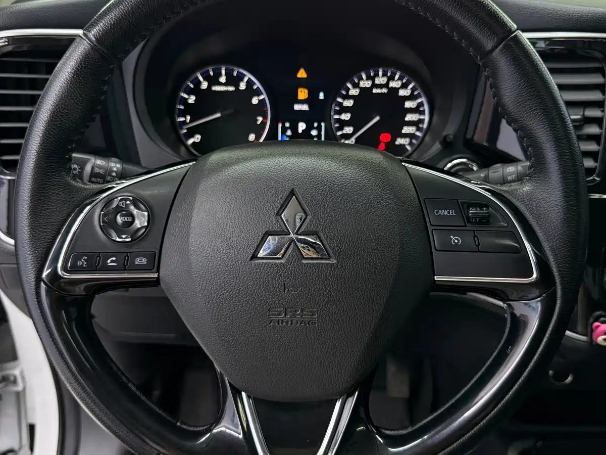 Mitsubishi Outlander 2021 Facelift 2.0L 2WD Premium Edition 7-Seater фото 16