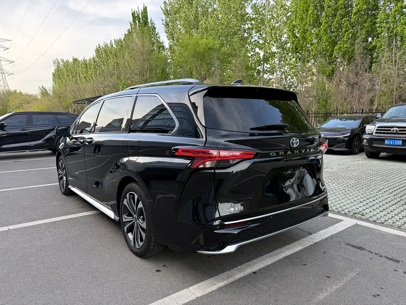Toyota Granvia 2023 2.5L Hybrid Flagship VIP Edition фото 4