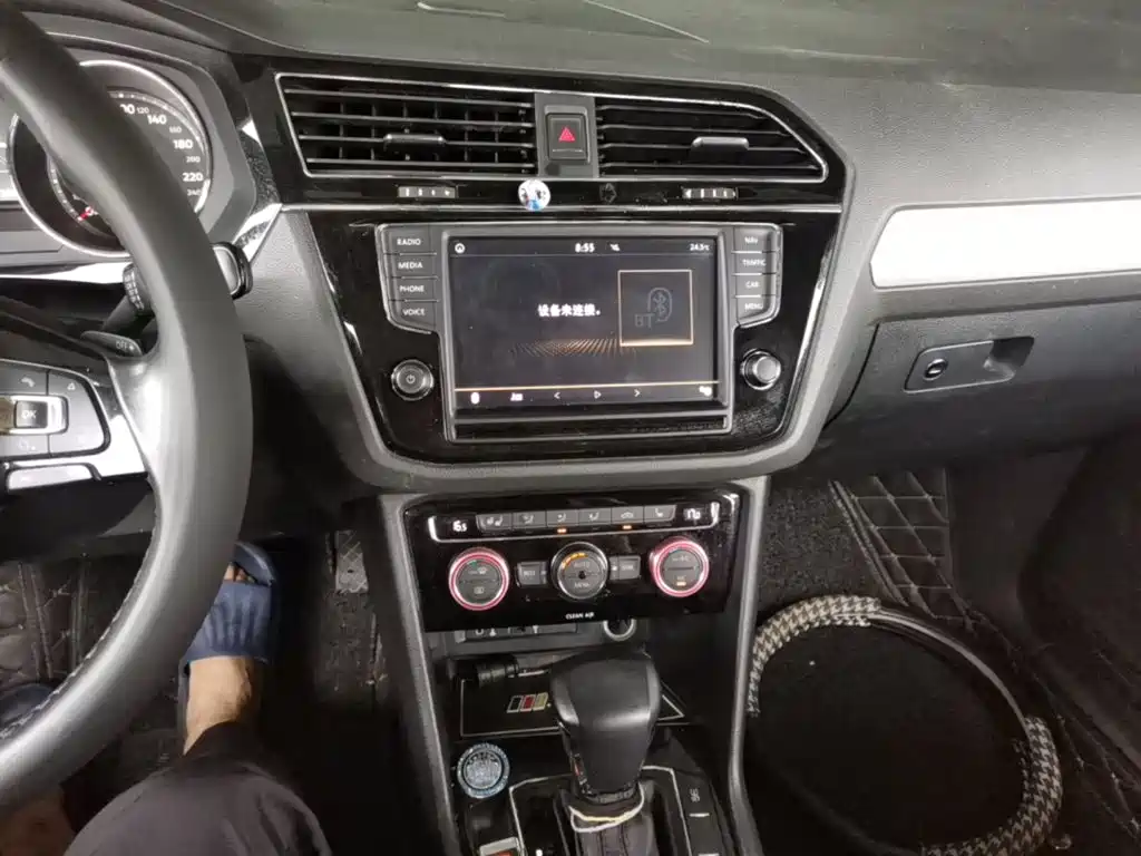Photo 13 - Volkswagen Tiguan L