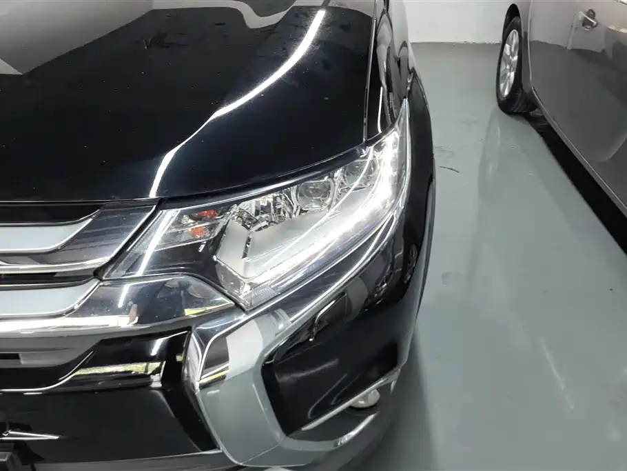 Mitsubishi Outlander 2016 2.4L 4WD Elite Edition 5-seater фото 5