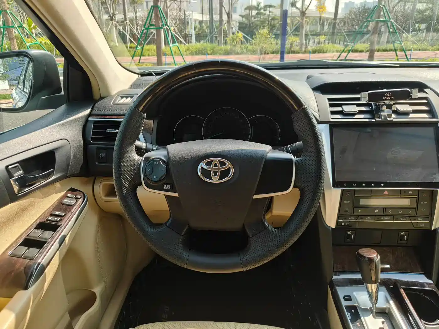 Toyota Camry 2015 2.0G Leading Edition фото 9