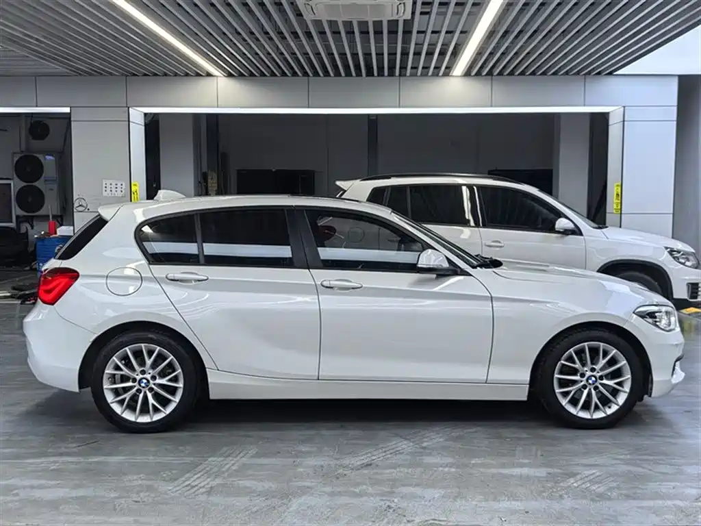 BMW 1 Series (Import) 2015 120i Leading фото 4
