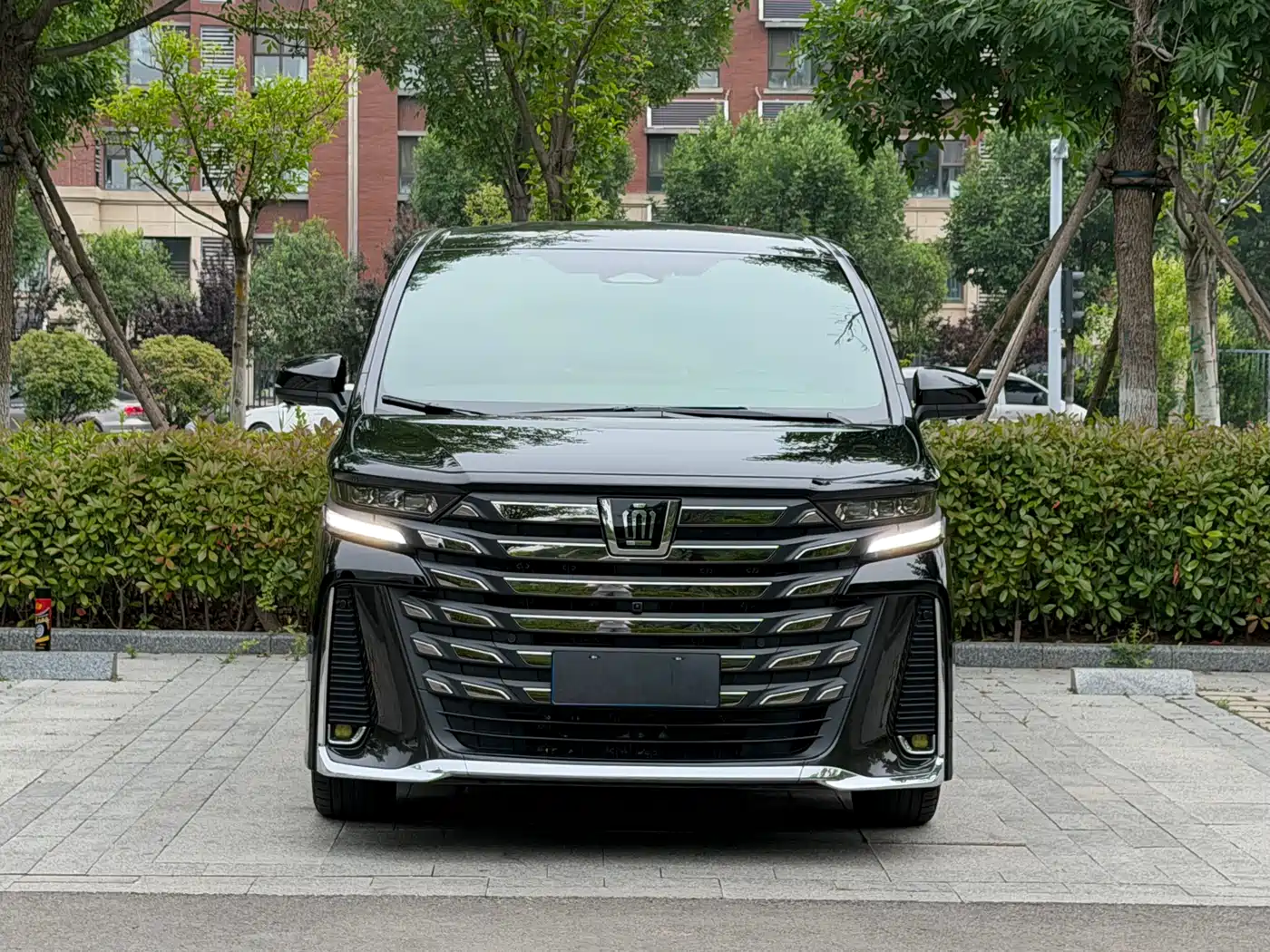 Toyota Vellfire 2024 Crown Hybrid 2.5L Executive Premium Edition фото 2