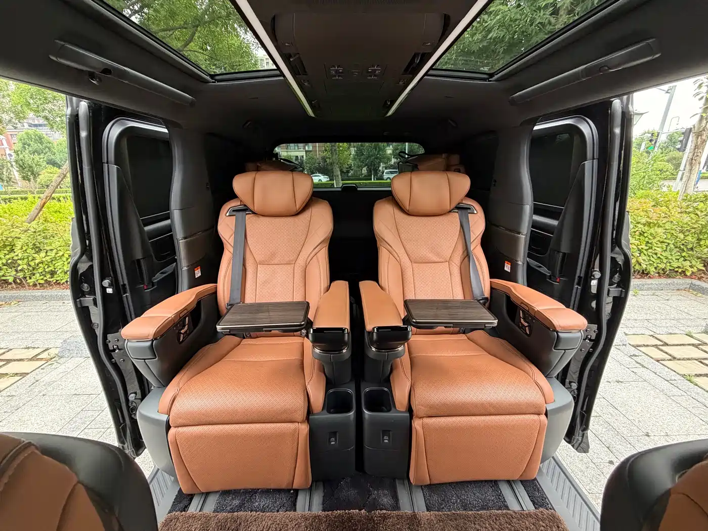 Toyota Vellfire 2024 Crown Hybrid 2.5L Executive Premium Edition фото 18