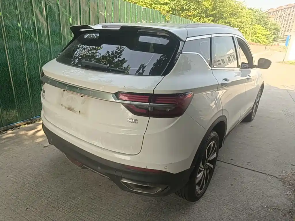 Фото 7 - Geely Binyue