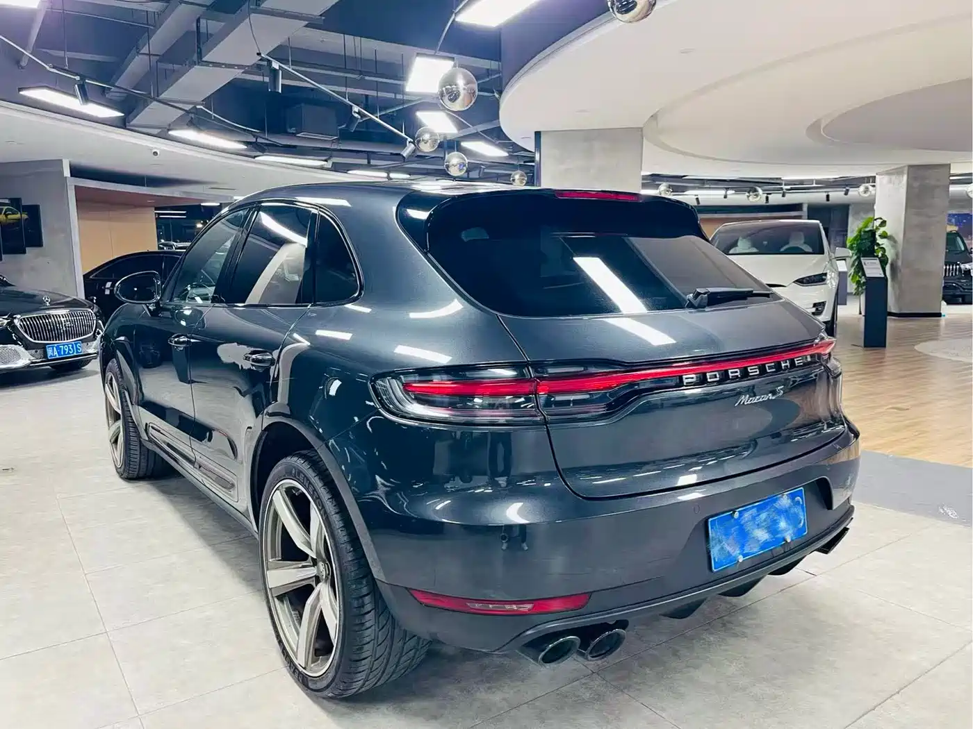 PORSCHE MACAN