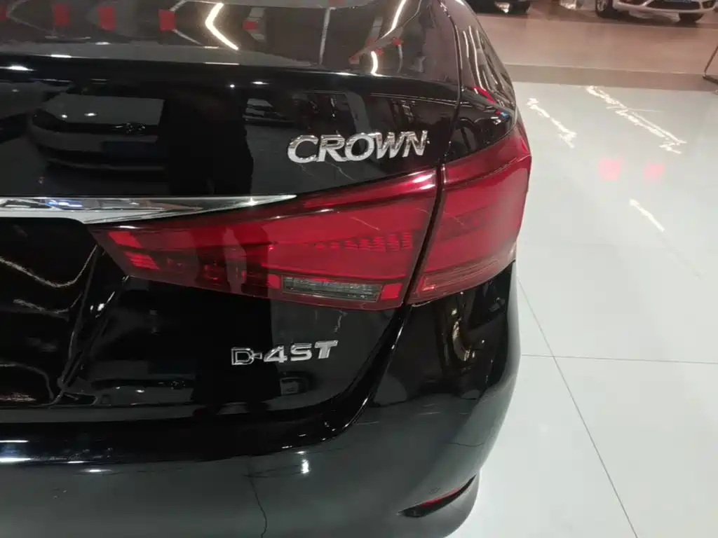 Фото 8 - Toyota Crown