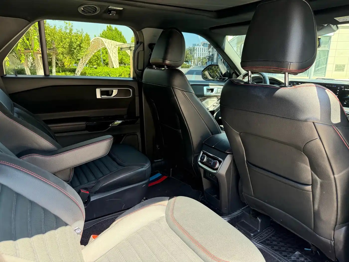 Фото 22 - Ford Explorer