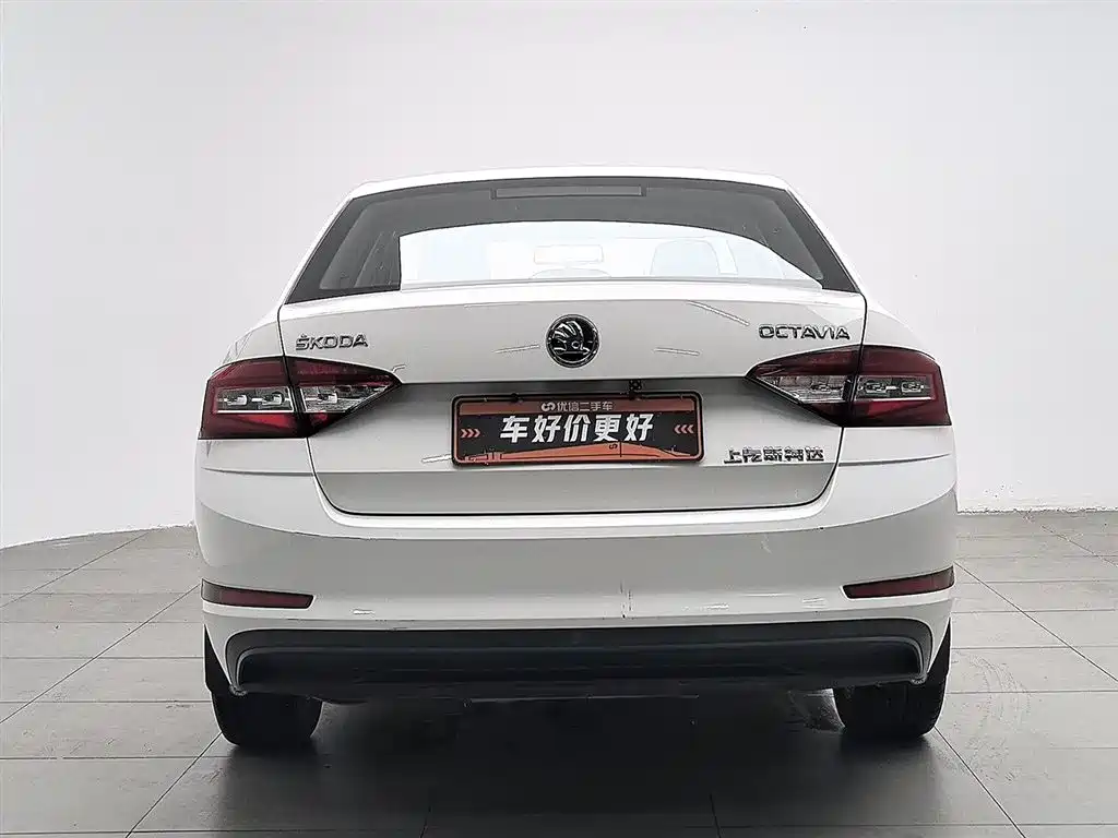 Škoda Octavia 2018 1.6L Manual Standard Edition фото 4