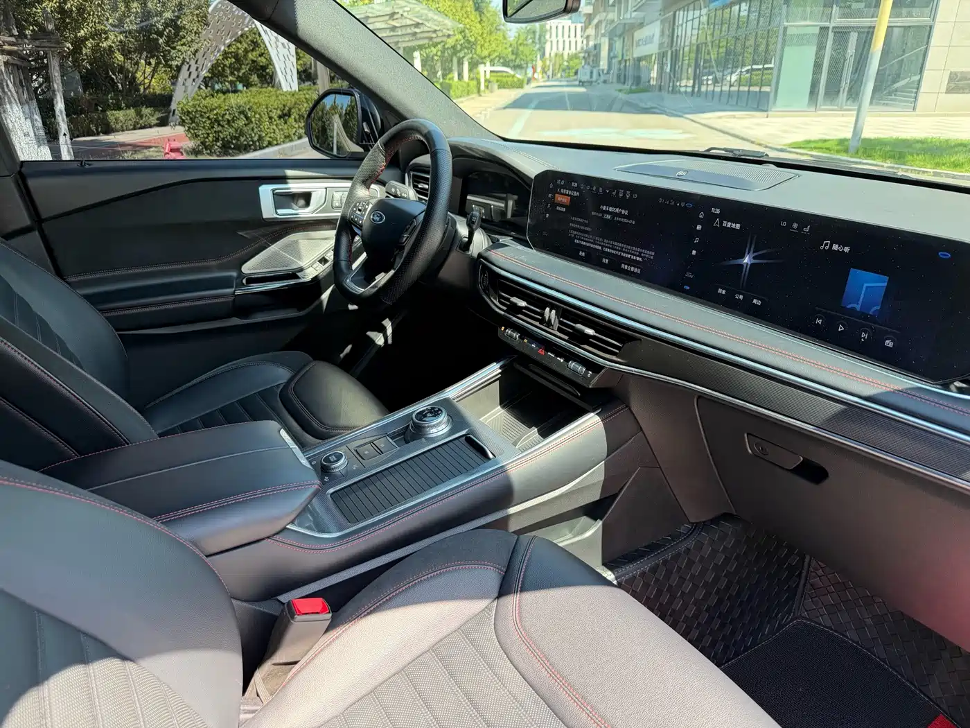 Фото 24 - Ford Explorer