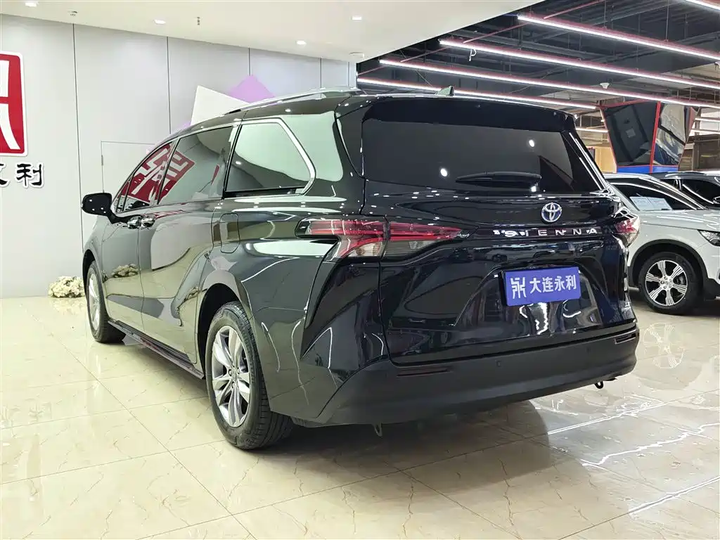 Toyota Sienna 2023 2.5L Hybrid Comfort Edition фото 4
