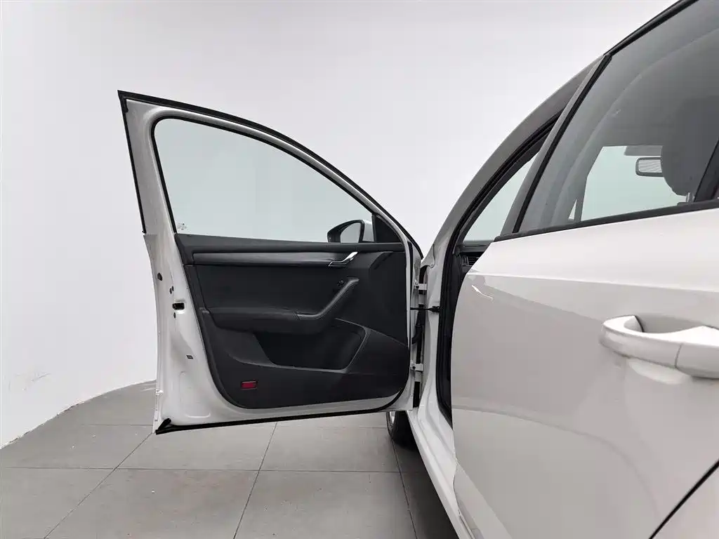 Škoda Octavia 2018 1.6L Manual Standard Edition фото 8