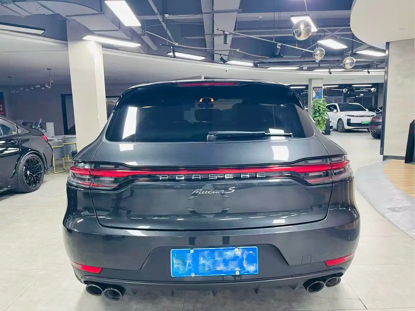 PORSCHE MACAN