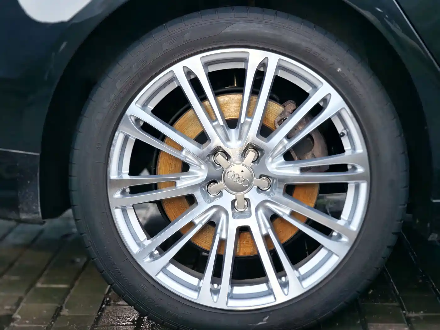 Photo 17 - Audi A8
