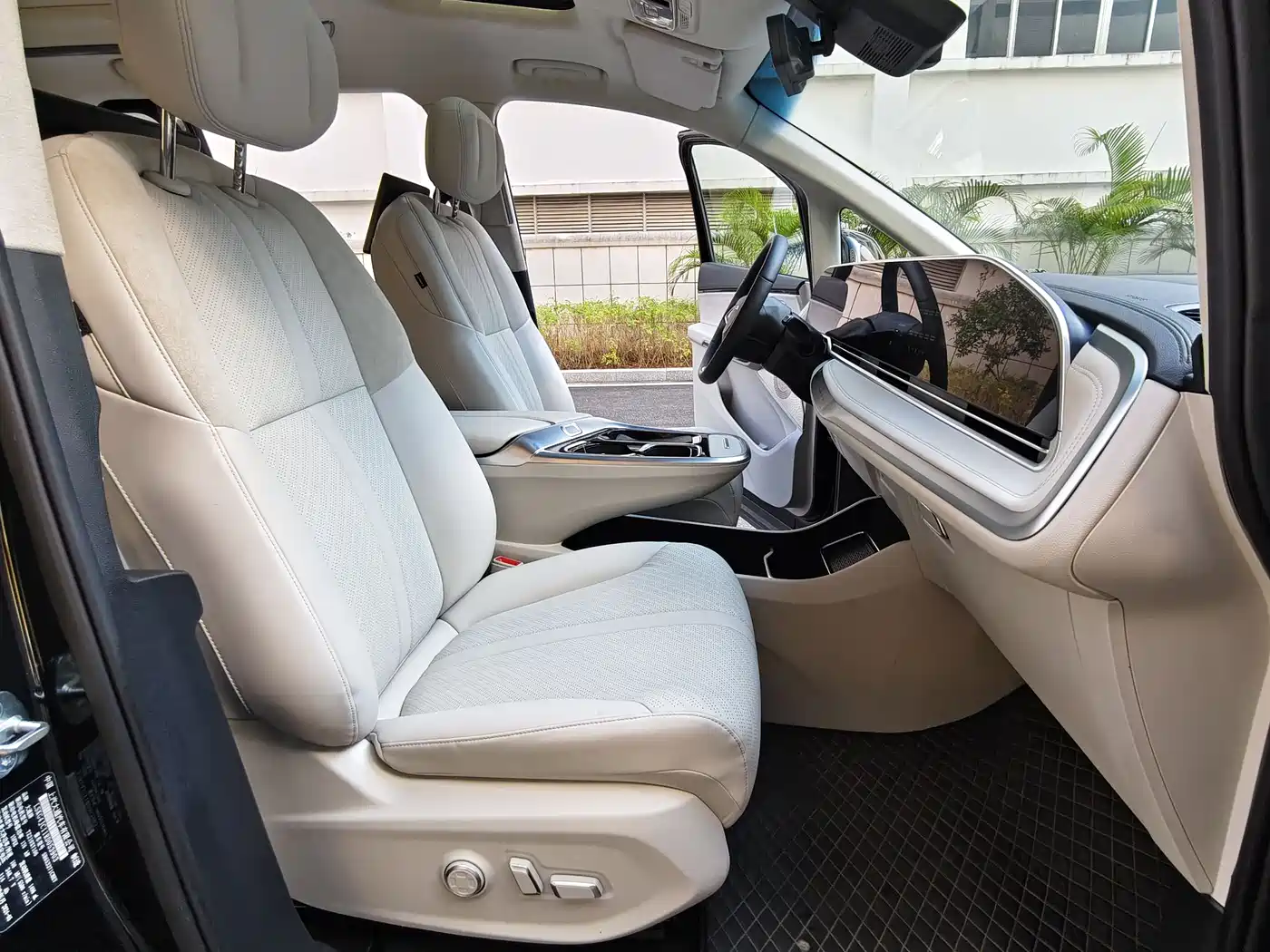 SAIC Maxus Dajia 9 2024 Super Hybrid Extended Range Alpine Edition 7-Seater фото 14