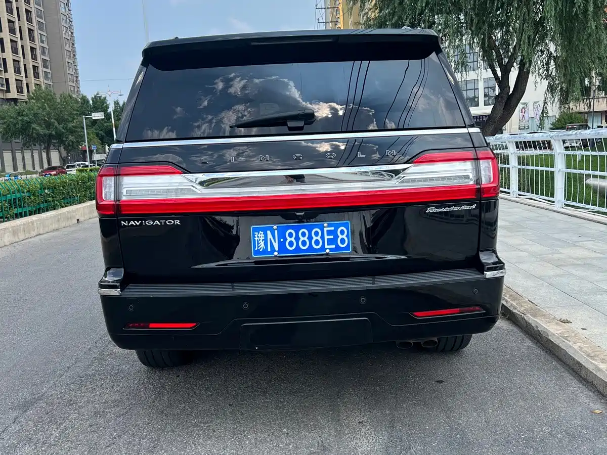 Фото 4 - Lincoln Navigator