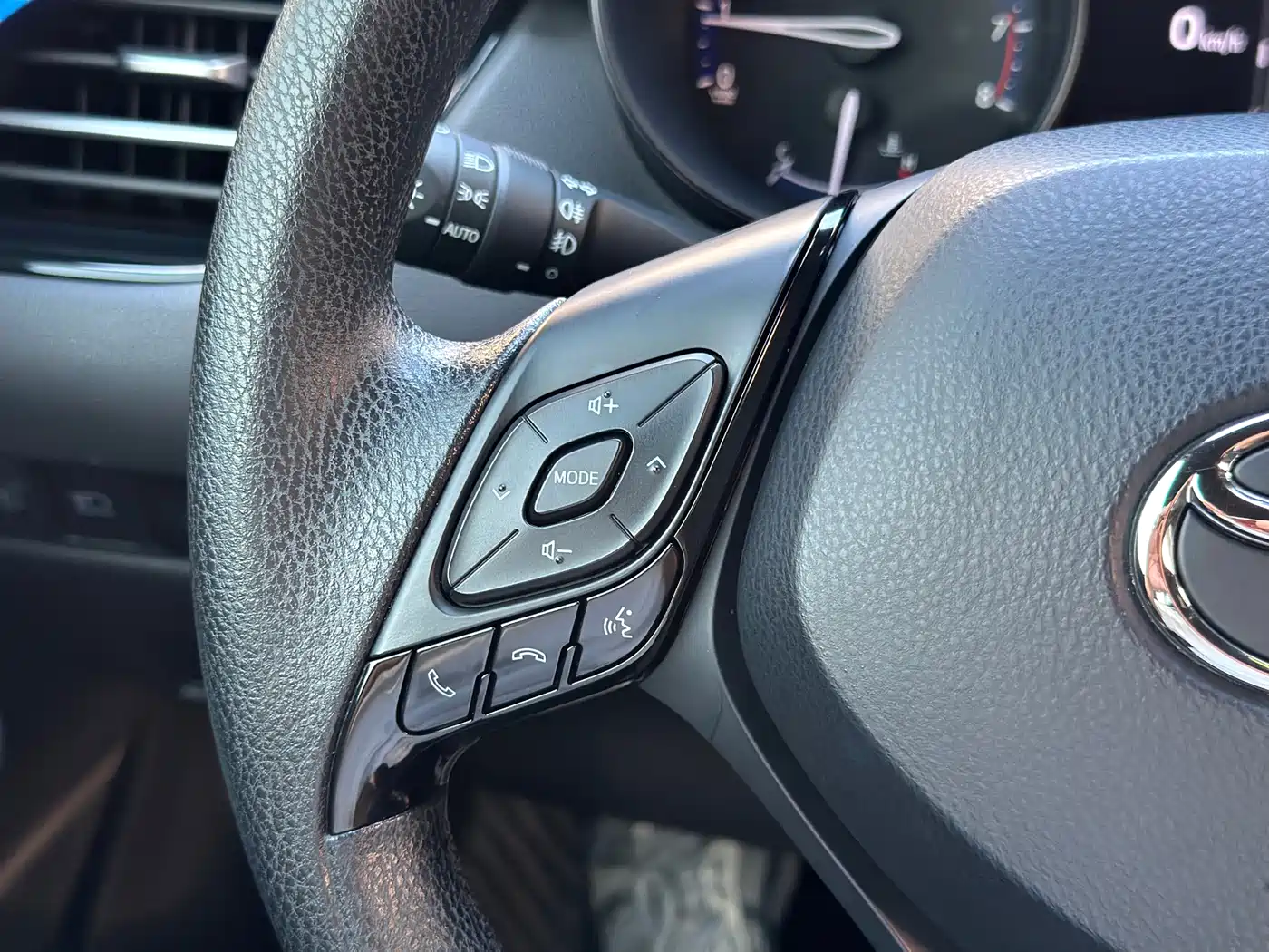 Toyota C-HR 2020 Model 2.0L Leading фото 14