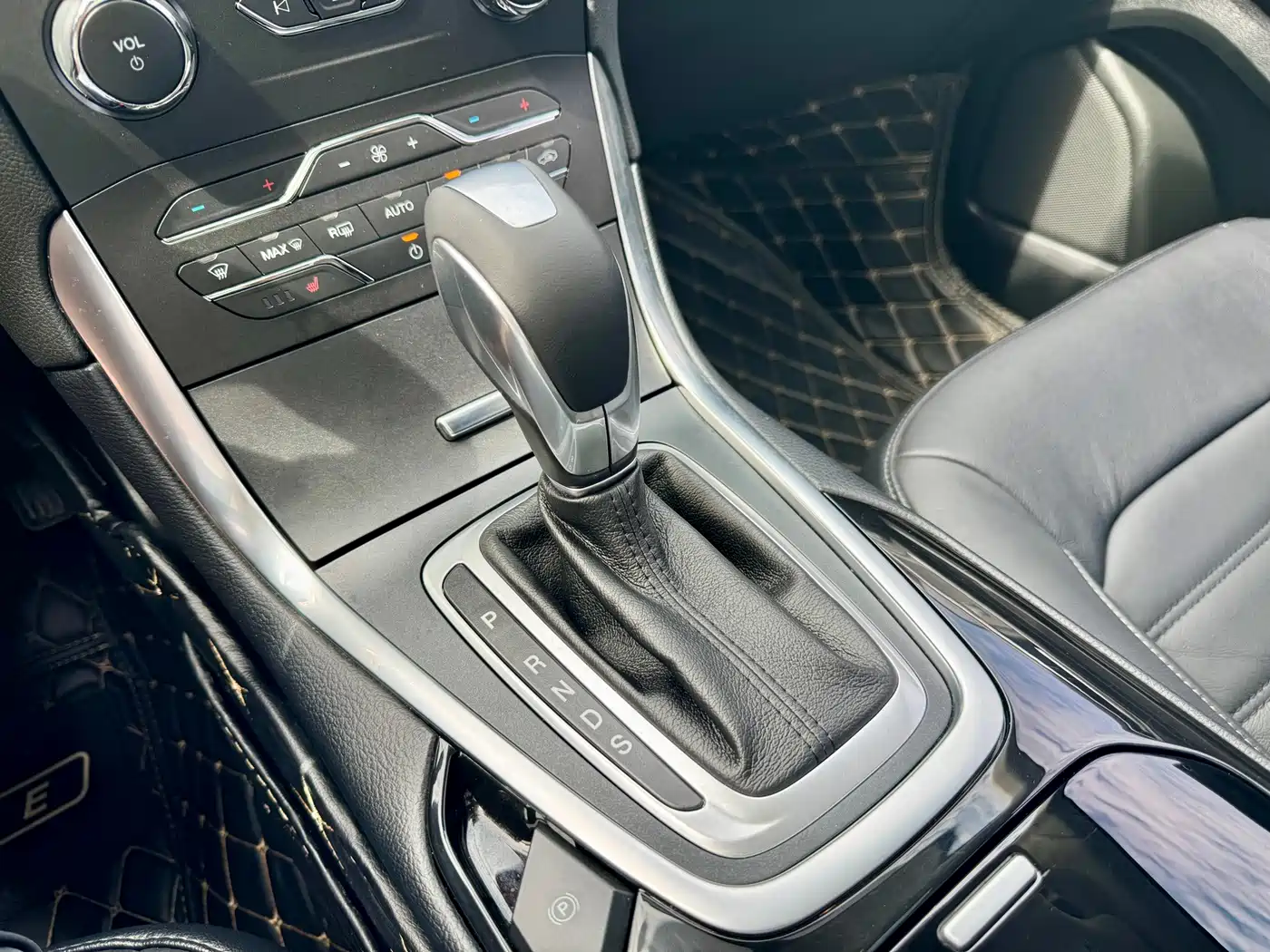 Фото 13 - Ford Edge