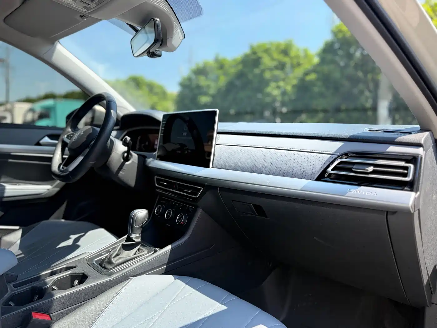 Volkswagen Lavida 2023 Facelift 1.5L Automatic 5 Million Edition фото 9