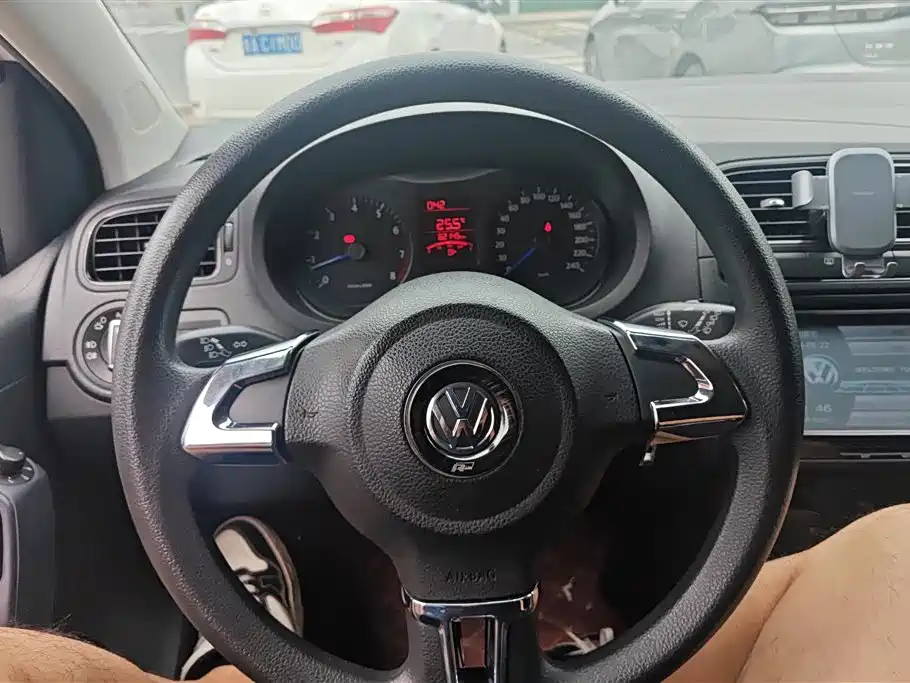 Volkswagen Polo 2013 1.4L Manual Trend Edition фото 15