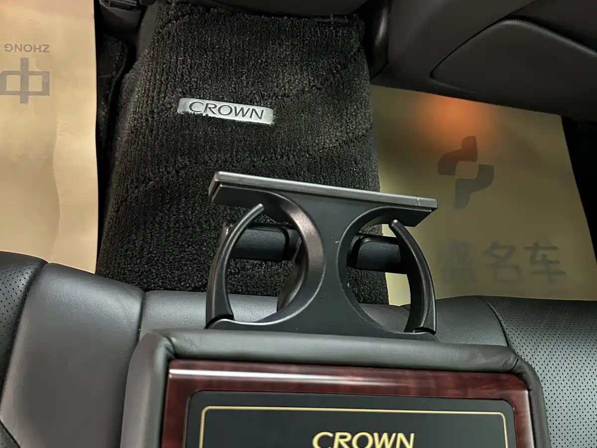 Toyota Crown 2010 3.0L Royal Saloon фото 23