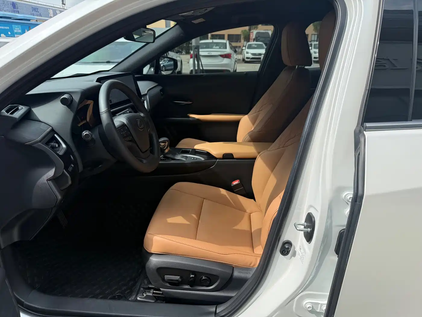 Lexus UX 2022 260h Cool Edition фото 4
