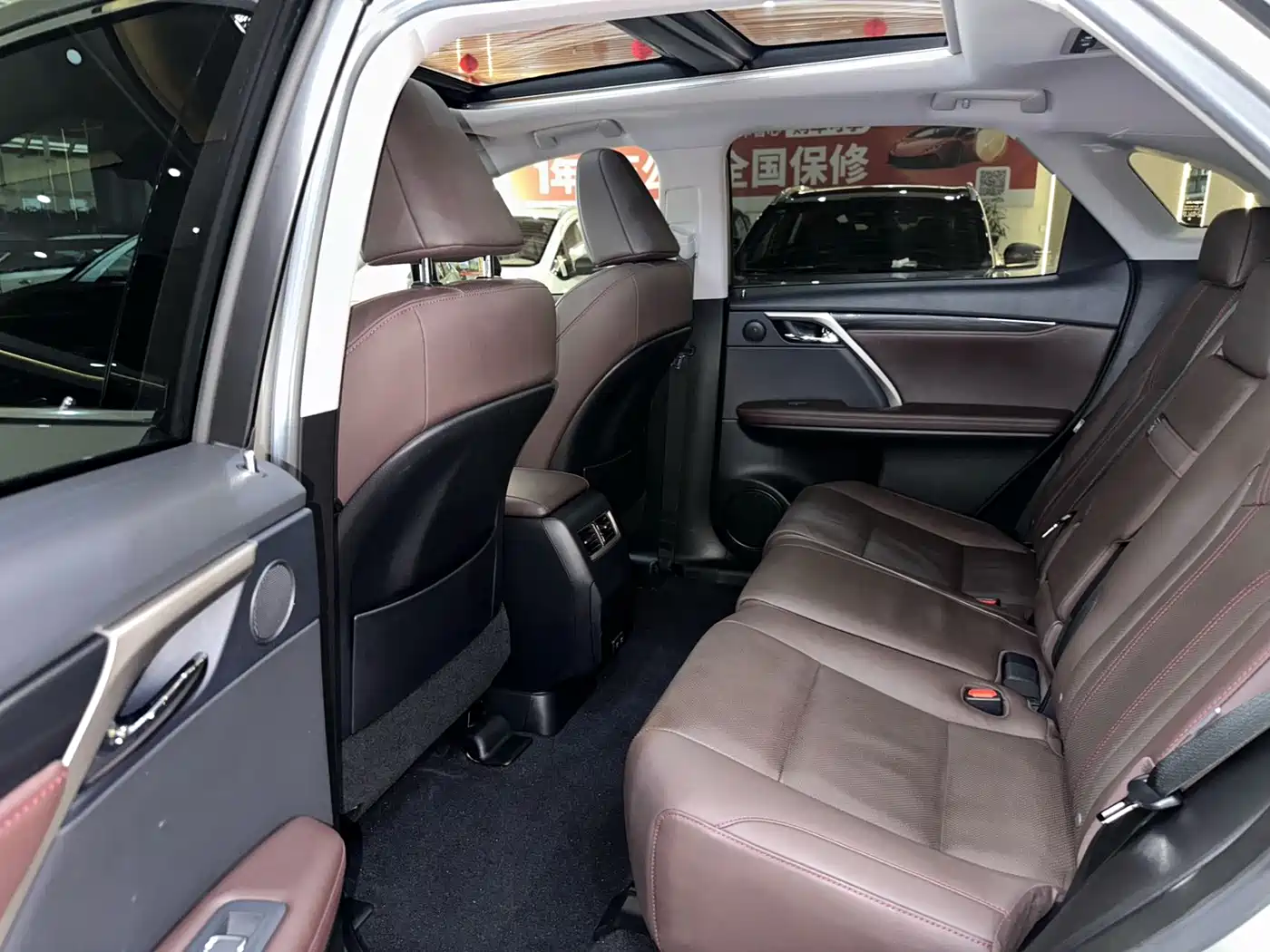 Фото 14 - Lexus RX