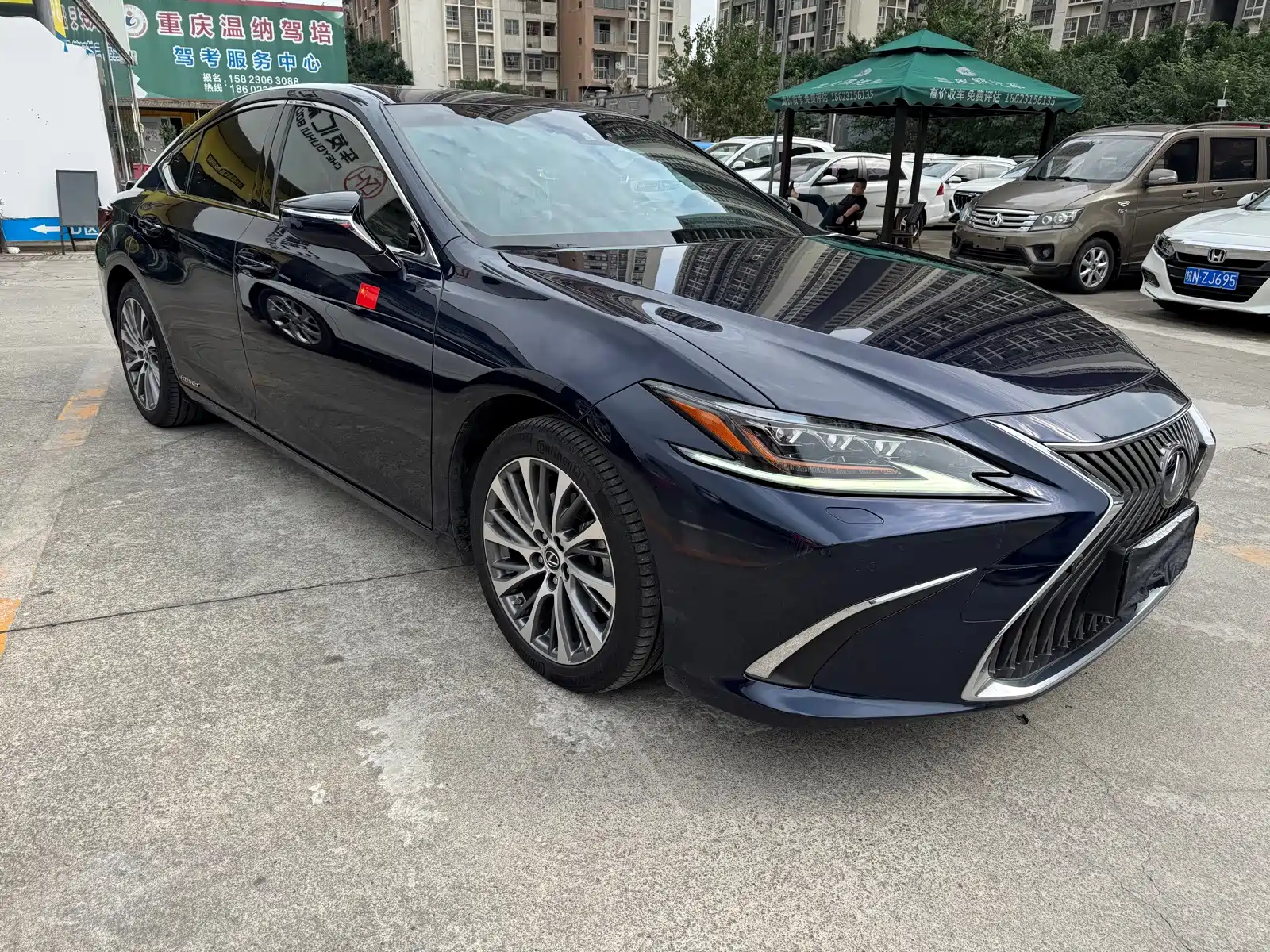 Photo 3 - Lexus ES