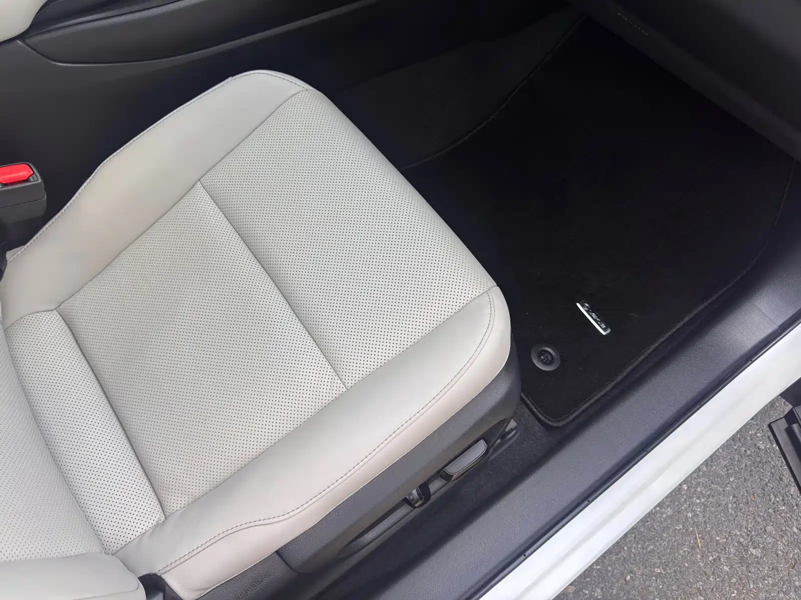 Photo 18 - Lexus UX Electric